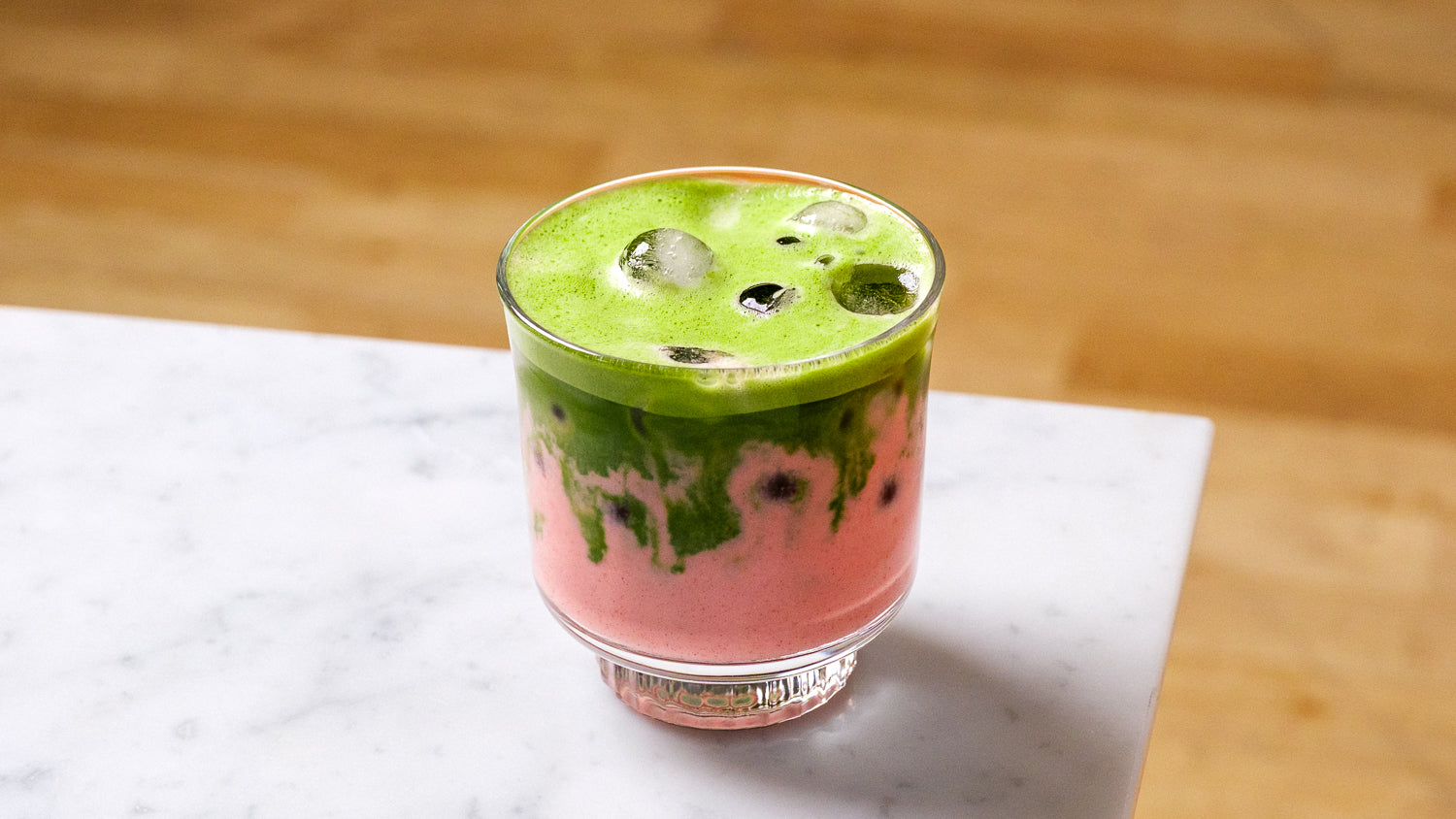 Jordgubbsmatcha med Rosa Mandelmjölk
