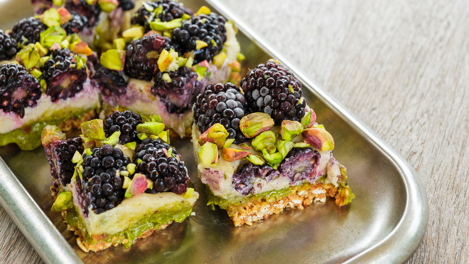 Raw cheesecake med pistage och björnbär