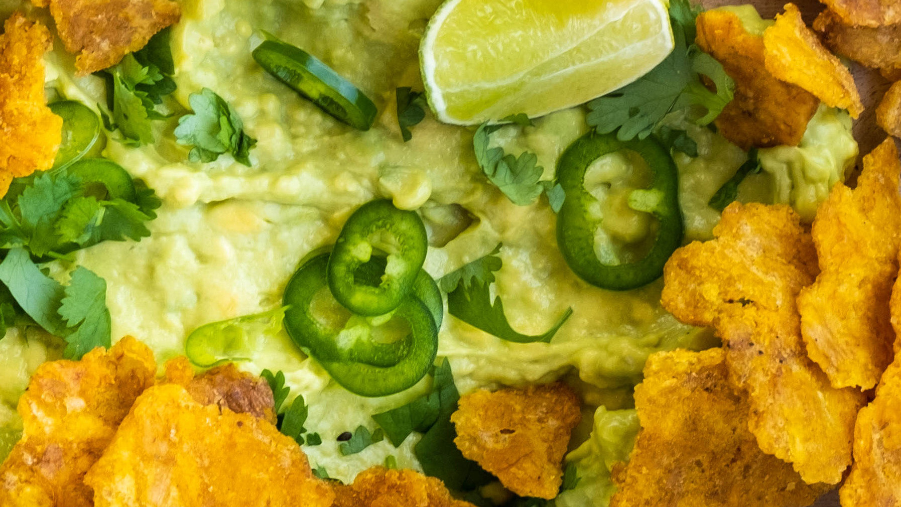 TOSTONES MED SPICY AVOKADODIPP