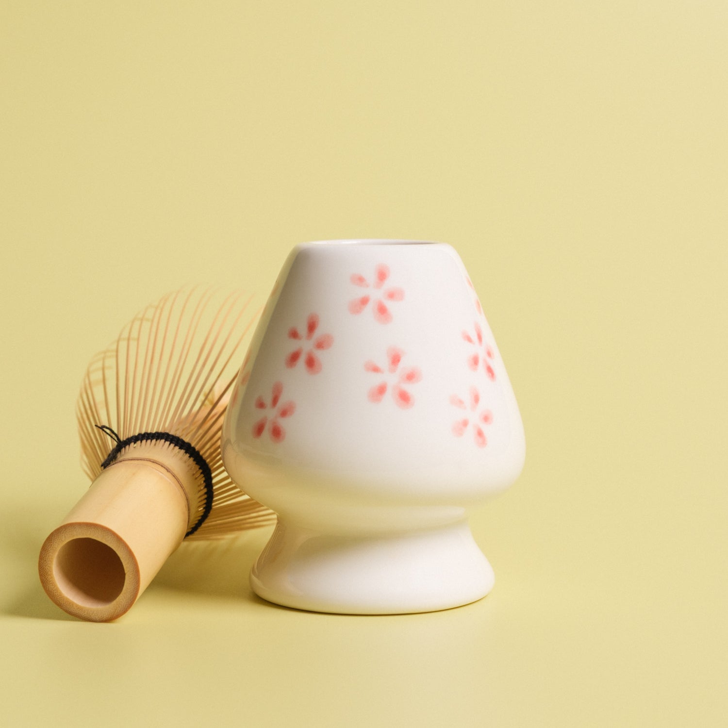 Matchavispställ – Vit med Rosa blommor