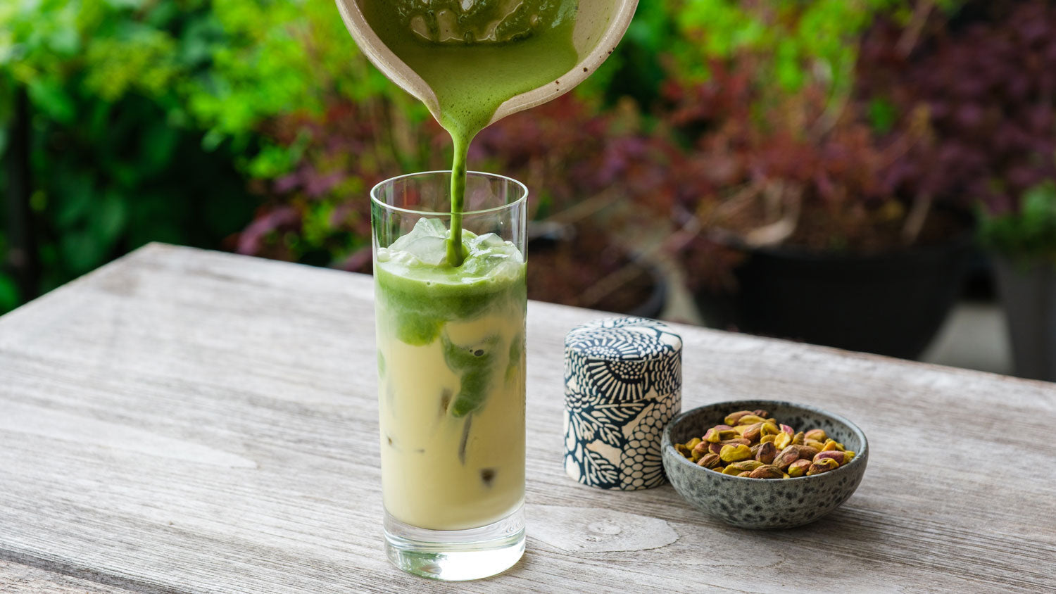 Matcha islatte med pistagemjölk