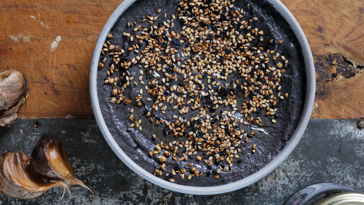 Svart böndipp med svart vitlök och svart tahini