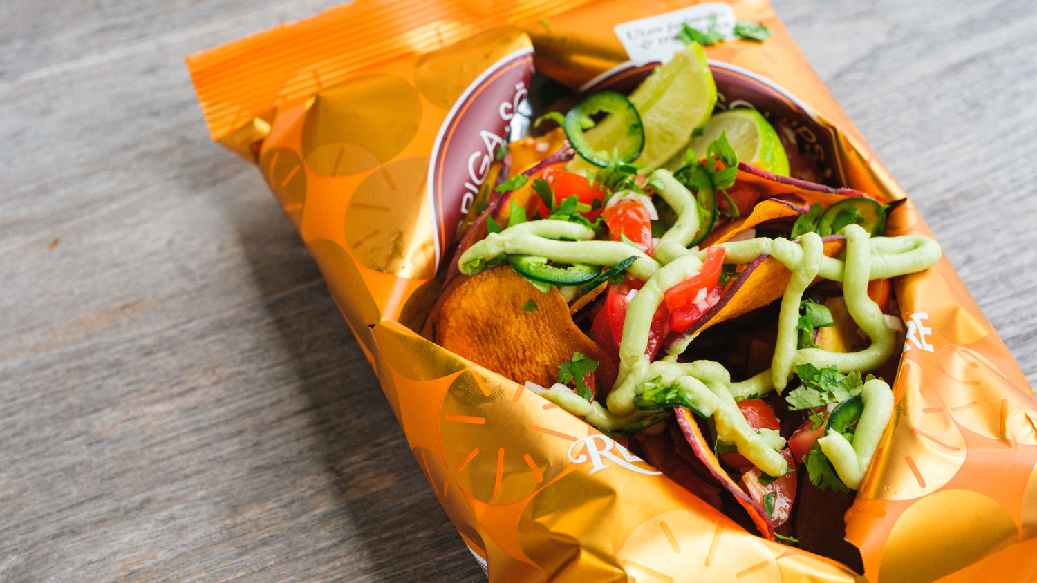 Sötpotatischips med avokadodipp och tomatsalsa
