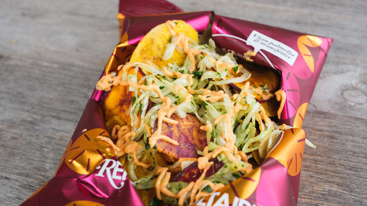 Veggiechips med syrlig kålsallad och cashewdipp