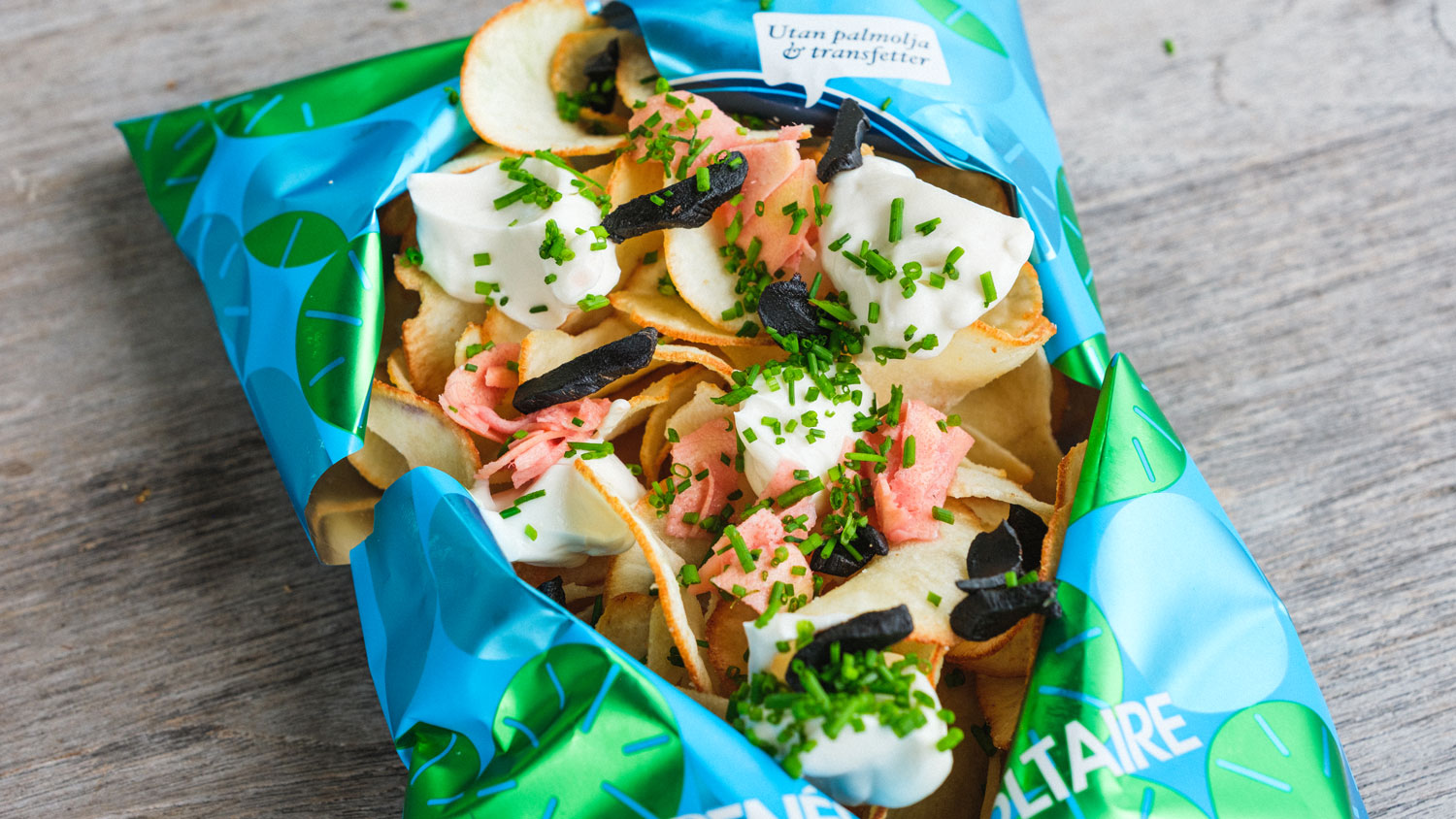 Kassavachips med picklad ingefära och svart vitlök