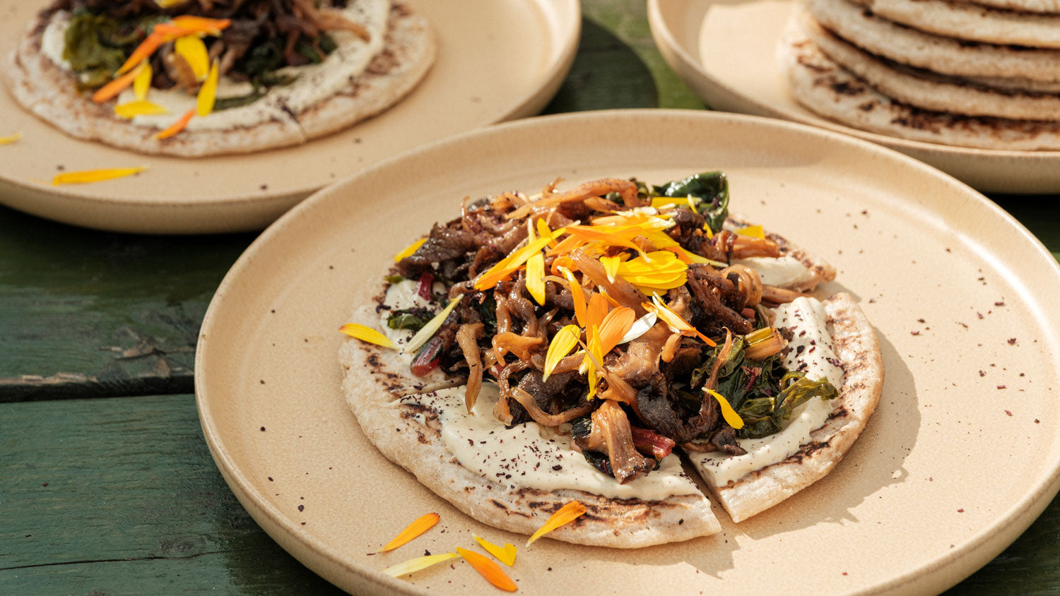 Flatbread med svart vitlöksmayo och tamaristekt svamp