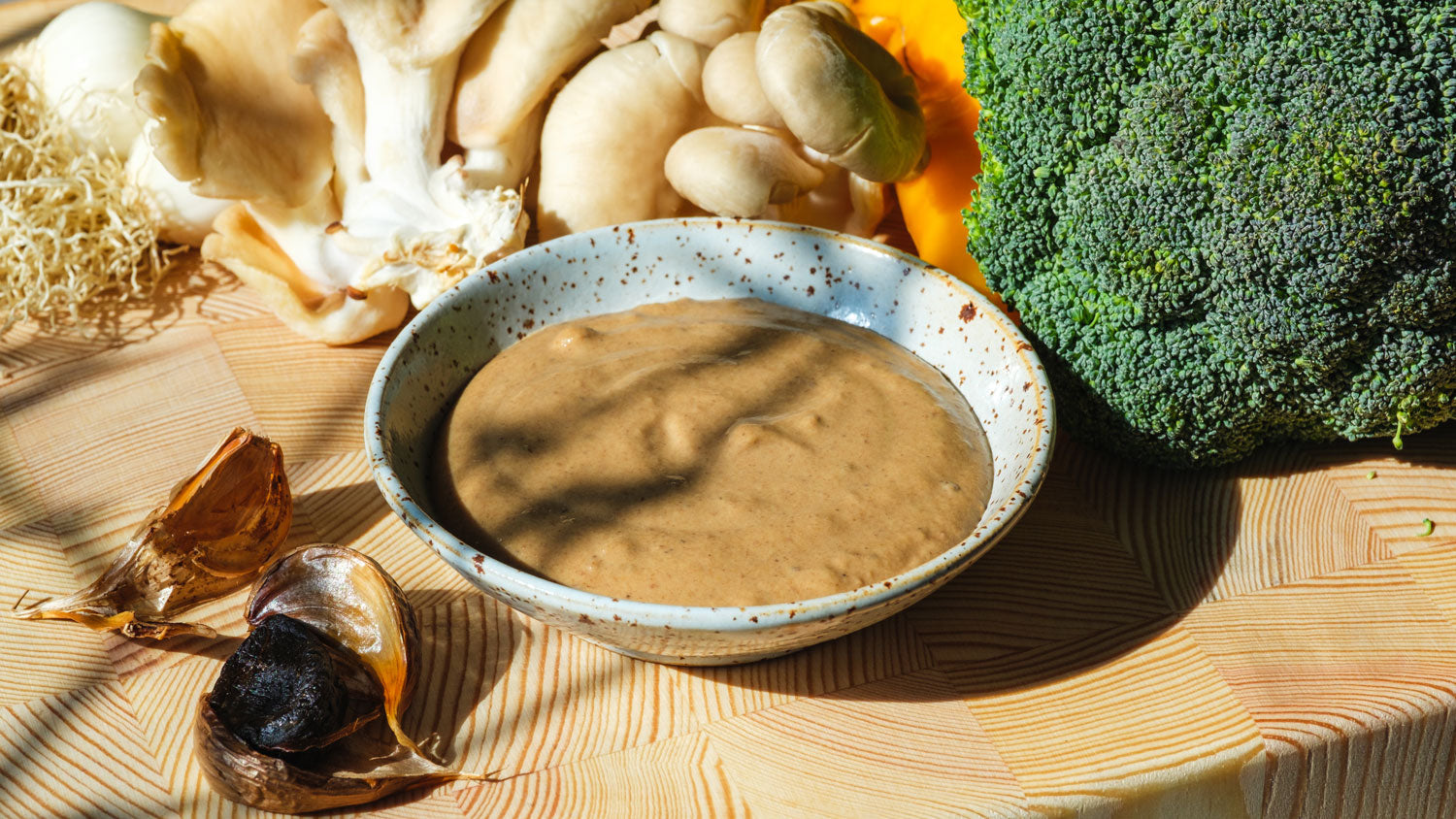 Tahinidipp med svart vitlök
