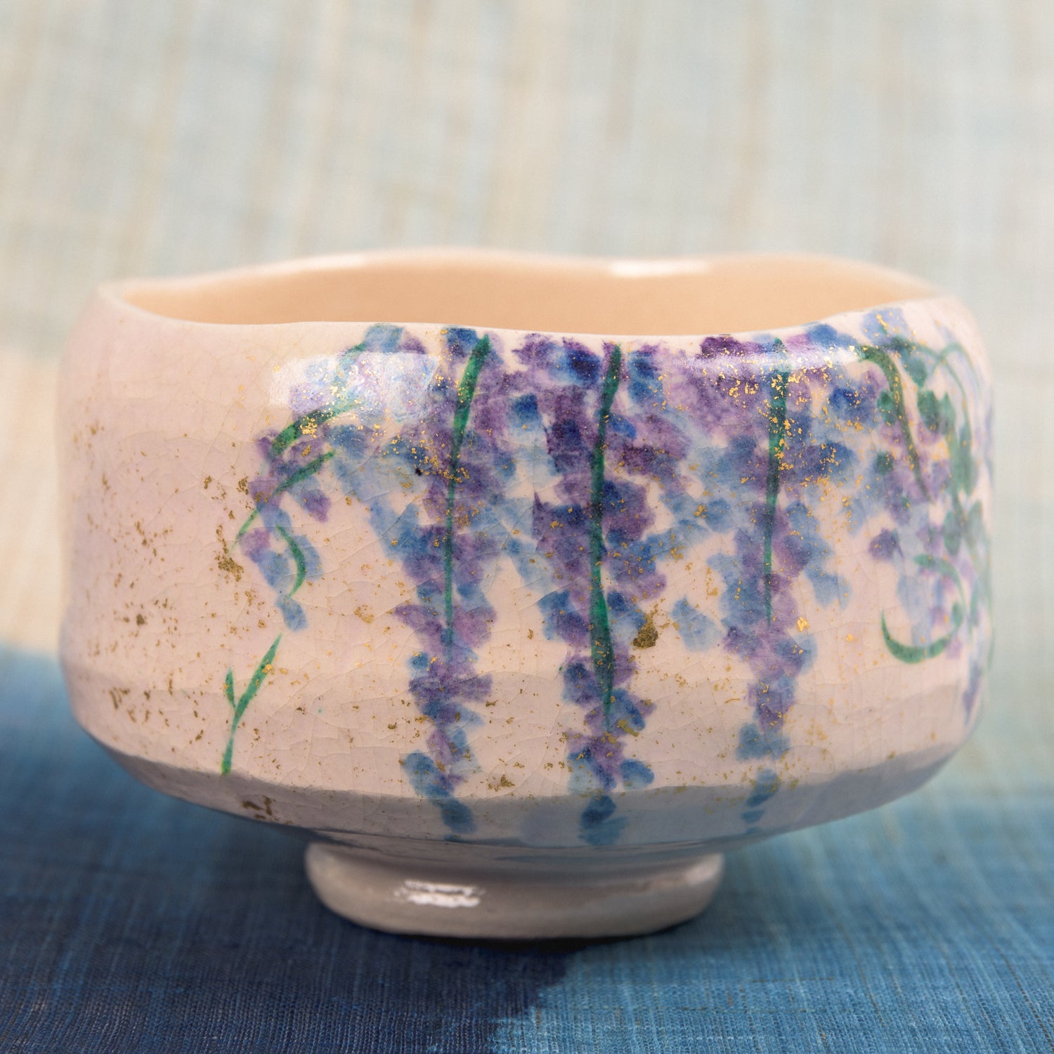 Raku Matchaskål – Wisteria Gold