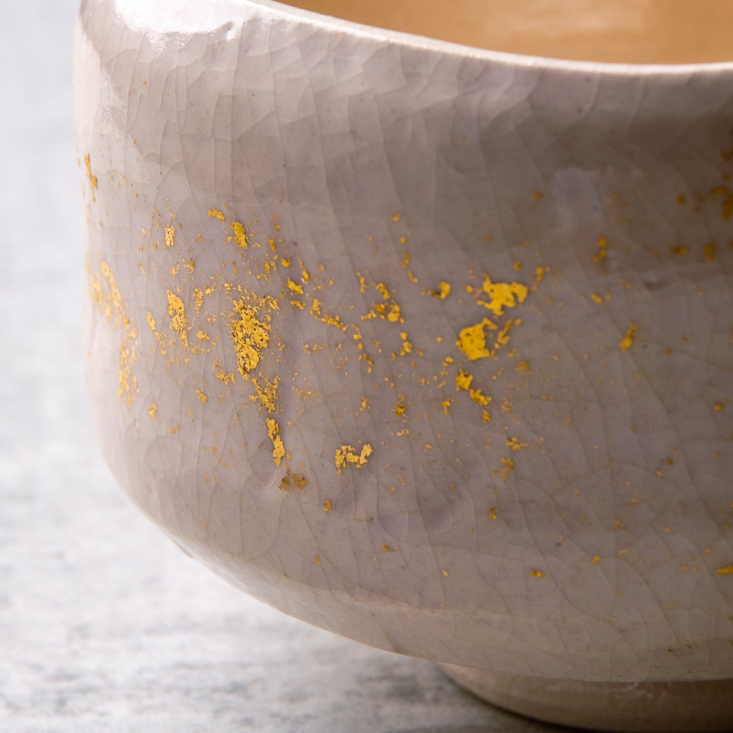 Raku Matchaskål – Wisteria Gold